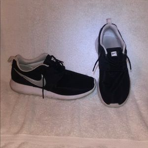 Nike Roshe black and white